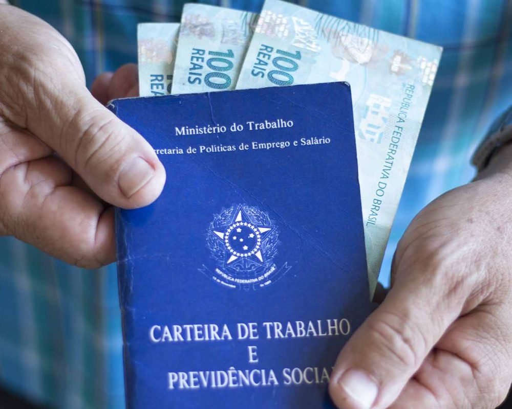 man-holding-brazilian-work-card (1)
